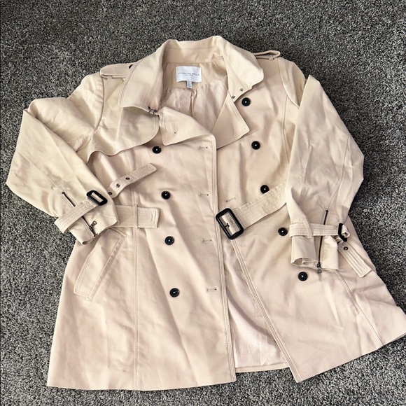 Carolina Belle Montreal Jackets & Blazers - Elegant Cream Trench Coat for Women